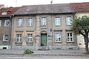 Wohnhaus mit drei Hofgebäuden und Hofpflasterung