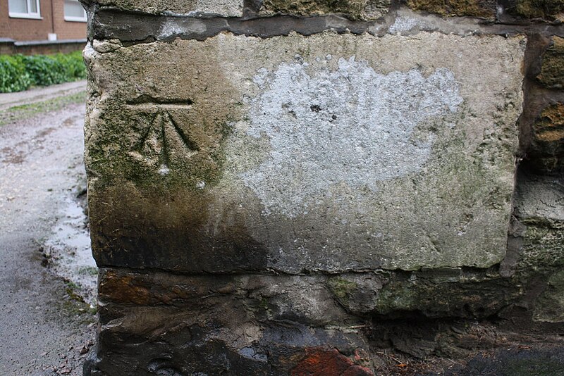 File:Benchmark on post office - geograph.org.uk - 6175905.jpg