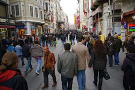 Beyoğlun alueella, Kultaisen sarven pohjoispuolella, on suosittuja ostoskatuja (Istiklal Caddesi).