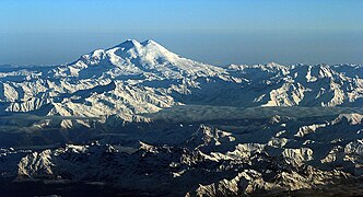 Elbrus với hai đỉnh núi ở Kavkaz, Nga