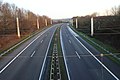 Das (mittlerweile abgebaute) Drahtseilnetz über der Fahrbahn bei Heusweiler, das zur Abschirmung des ehemaligen nahen Mittelwellensenders diente