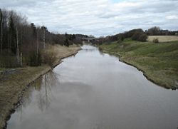 Halikonjoki virtaa syvässä uomassa.