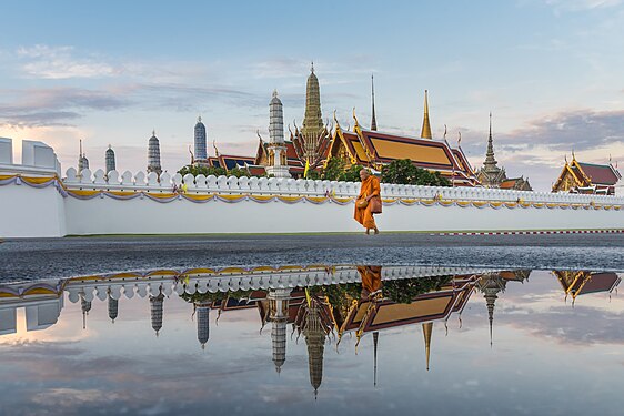 พระเดินบิณฑบาตรตอนเช้าหลังฝนตก ที่หน้าวัดพระศรีรัตนศาสดาราม