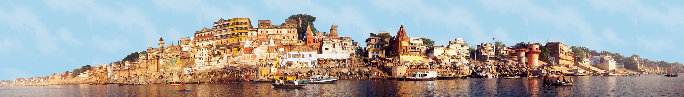 Városkép a Gangesz folyó partján