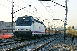 Catalan Talgo amb la branca 2B2 i traccionat per la locomotora 252.075 de Renfe Operadora passant sigilosament degut a una limitació de velocitat per obres, just abans de fer entrada a l'estació de Mollet - Sant Fost.