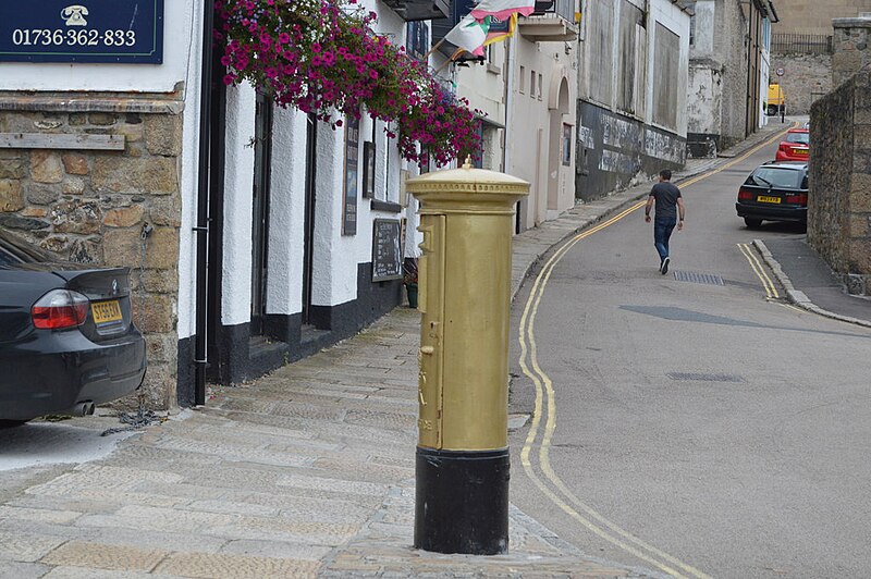 File:Golden Postbox - geograph.org.uk - 6463748.jpg