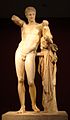 Hermes draagt Dionysos (toegeschreven aan Praxiteles, archeologisch museum van Olympia)