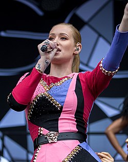 Iggy Azalea esiintymässä lokakuussa 2014.