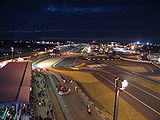 Het circuit bij nacht.