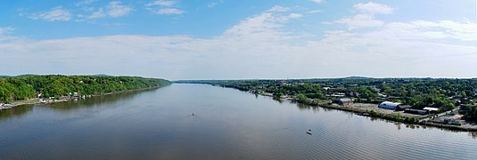 Panorama of Hudson River from walkway looking north.jpg