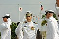 「敬礼」（左右列）に対し「答礼」を行うアメリカ海軍将校（中央）。左掲画像の海軍軍人とは形が異なる