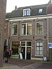 Woonhuis met later toegevoegde winkelpui