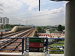 Landasan LRT dilihat daripada platform, menghala ke stesen Pandan Jaya.