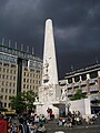 Le Monument national, avec l'hôtel Krasnapolsky à droite.