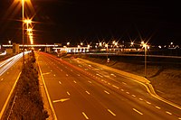 L'aire de repos de Tignée vue de nuit.