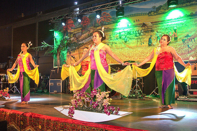 File:Dance of Jave during Pasar Malam Rotterdam.jpg