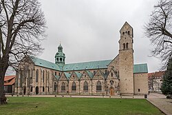 Stolnica v Hidelsheimu (Unescova dediščina) in stolnični trg (Domhof), kraj ustanovitve Hildesheima.