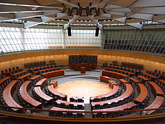 Der Plenarsaal im Landtag Nordrhein-Westfalen, erbaut 1988, hatte Vorbildwirkung für spätere Parlamentsbauten in Deutschland.