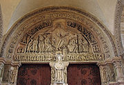 De centrale timpaan van de narthex werd vervaardigd in de jaren 1125-1130. In de latei links zijn de bekende volkeren afgebeeld en in de rechter latei de onbekende volkeren. De archivolt toont afwisselend de tekens van de dierenriem en de werkzaamheden in de verschillende maanden.
