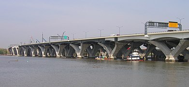 Woodrow Wilson Bridge carrying Interstate 95 (I-95) and the Capital Beltway over the Potomac River between Alexandria, Virginia and Oxon Hill, Maryland, U.S.A. (2007)
