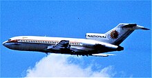 Photographie d'un avion de ligne blanc en vol.