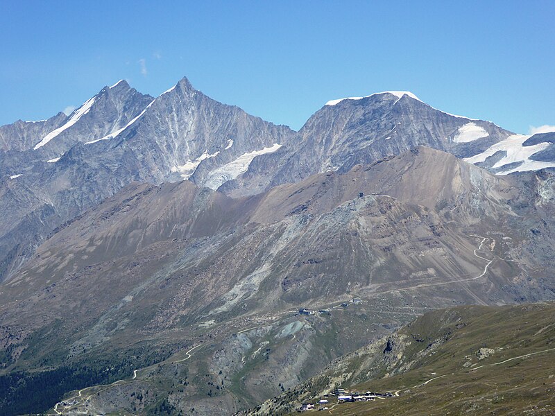 File:LtoR Nadelhorn 4327m Dom 4545m Täschhorn 4491m Breithorn 4164m.jpg