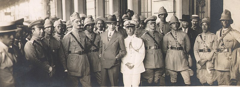 File:Revolução Constitucionalista de 1932 - Despedida do 22º BIP, da Força Pública, de Minas, ao partir para o front - Octávio Amaral, Gustavo Capanema.jpg