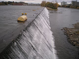 Seuil-déversoir de la Rivière des prairies, Montréal, difficilement franchissable par les poissons.