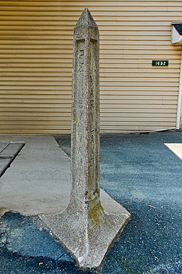 En obelisk som markerar en punkt på Mason-Dixon-linjen på gränsen mellan Delta och Cardiff, Maryland.