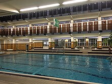 Amalienbad Innenansicht Schwimmhalle mit Kabinenbalkon2.jpg