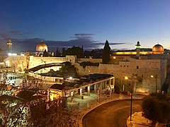 Núi Đền ở Thành phố cổ của Jerusalem ở Bờ Tây, Shaam, với Mái vòm đá ( Qubbat As-Sakhrah ) ở bên trái và Nhà thờ Hồi giáo Al-Aqsa ở bên phải