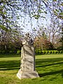 Monumento a Baudelaire di Pierre Félix Masseau, 1933, inaugurato il 22 aprile 1941, Parigi, Giardini del Lussemburgo.