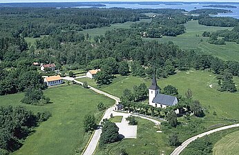 Överenhörnas gamla sockencentrum.