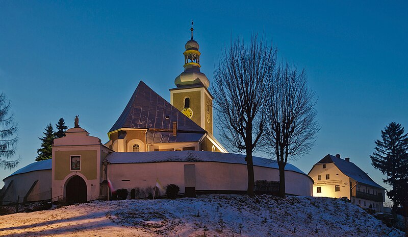File:2014 Żelazno, kościół św. Marcina o zmierzchu.jpg