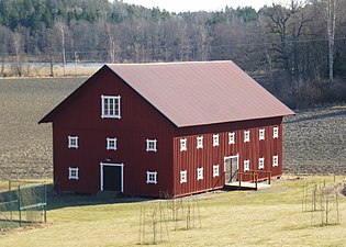 Ladugård, sjön Maren i bakgrunden