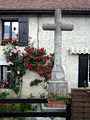 Croix de mission, au nord-est de l'église.