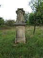 Rest eines Steinkreuzes auf dem Friedhof in Cserfekvés