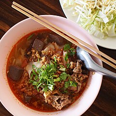 Khao soi Mae Sai, con maiale tritato e sangue rappreso.