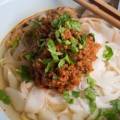 Khao soi nam na con maiale tritato e pasta di peperoncino nella zona orientale della provincia di Chiang Rai.