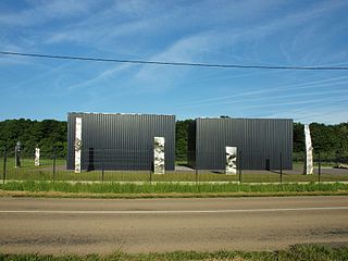 Les Placeaux : bâtiment industriel entouré de sculptures