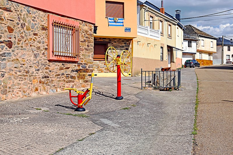 File:Parque biosaludable II en San Pedro Castañero.jpg