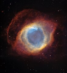 色彩豐富的殼有著像眼睛一樣的外觀。中心細小的恆星被一個像是虹膜的藍色區域包圍著。這個虹膜又被同心圓的橘色環帶環繞著，在空間顯示出眼睛形狀的區域呈現紅色。整幅圖的背景點綴著恆星。