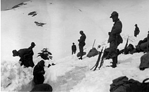 Camminamento sul Tomori- aprile 1941 - panoramio.jpg