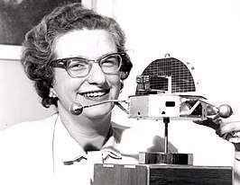 Nancy Roman met een model van de Orbiting Solar Observatory (OSO) in 1962