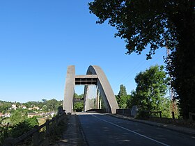 La route d'accès au pont par Andé.