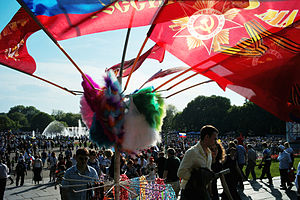 English: City residents celebrate Victory Day Русский: Празднование Дня Победы в Москве