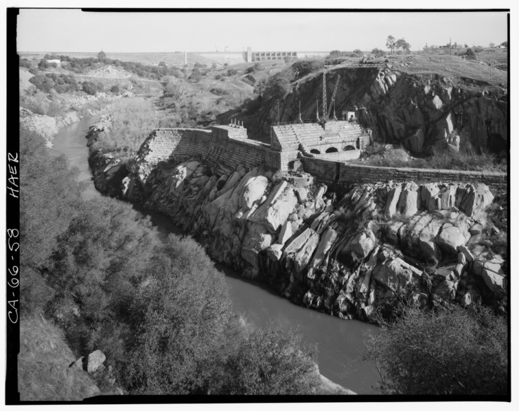 File:VIEW OF AMERICAN RIVER, SHOWING REMAINS OF OLD FOLSOM DAM, HEADGATES AND CANAL. NEW FOLSOM DAM IS IN THE BACKGROUND - Folsom Powerhouse, Adjacent to American River, Folsom, HAER CAL,34-FOLSO.V,2-58.tif