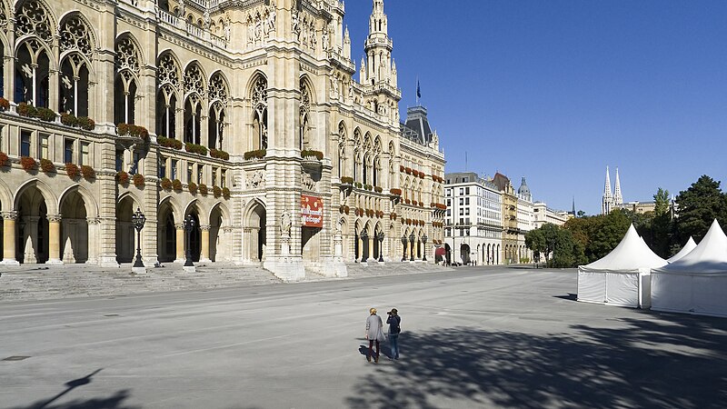 File:Wien 01 Rathausplatz b.jpg