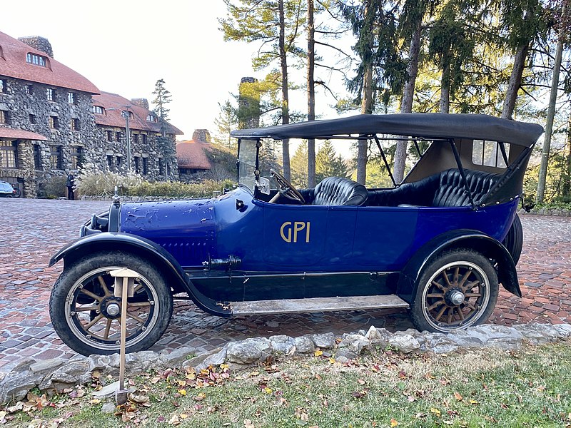 File:1917 Cadillac 7-Passenger Touring Car, Grove Park Inn, Grove Park-Sunset, Asheville, NC - 51853825925.jpg