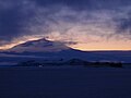 "Mt_Erebus_and_Ross_Island_-ARL-.JPG" by User:Alan R Light